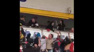 Desde uno de los palcos, el 'Canelo' repartió autógrafos a los asistentes que se ubicaron cerca de él