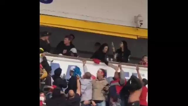 Desde uno de los palcos, el 'Canelo' repartió autógrafos a los asistentes que se ubicaron cerca de él