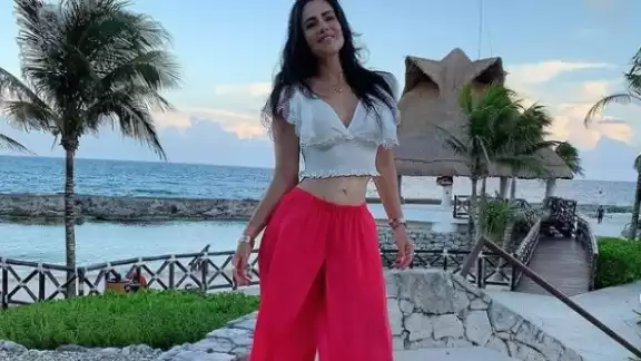 La guapa actriz estuvo de vacaciones en la Riviera Maya, donde presumió su escultural cuerpo
