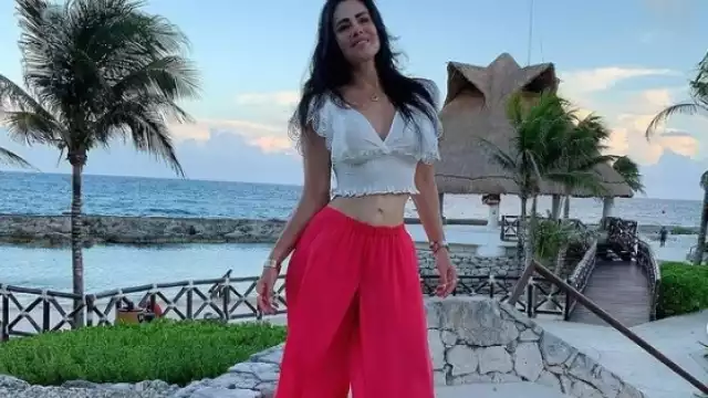 La guapa actriz estuvo de vacaciones en la Riviera Maya, donde presumió su escultural cuerpo