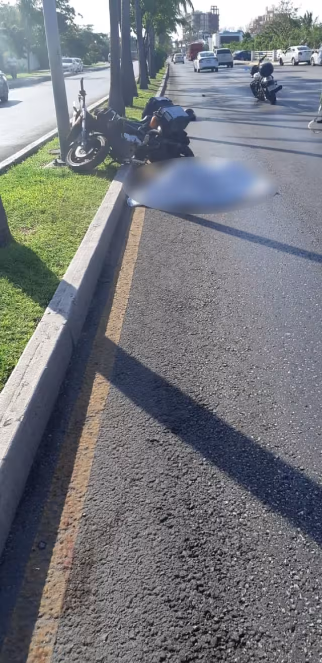 El fallecido quedó tirado sobre el Boulevard Kukulcán