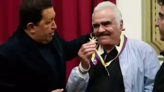 Hugo Chávez condecoró a Vicente Fernández con la la Orden de Libertadores en el Palacio de Miraflores
