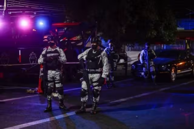 Dos hombres resultaron heridos, uno de ellos con un impacto de bala en el cráneo y otros seis distribuidos en el cuerpo