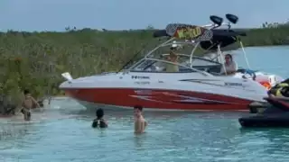 Los lancheros “piratas” bajan a los turistas para que hagan lo que ellos llaman “exfoliación maya"