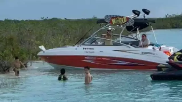 Los lancheros “piratas” bajan a los turistas para que hagan lo que ellos llaman “exfoliación maya"