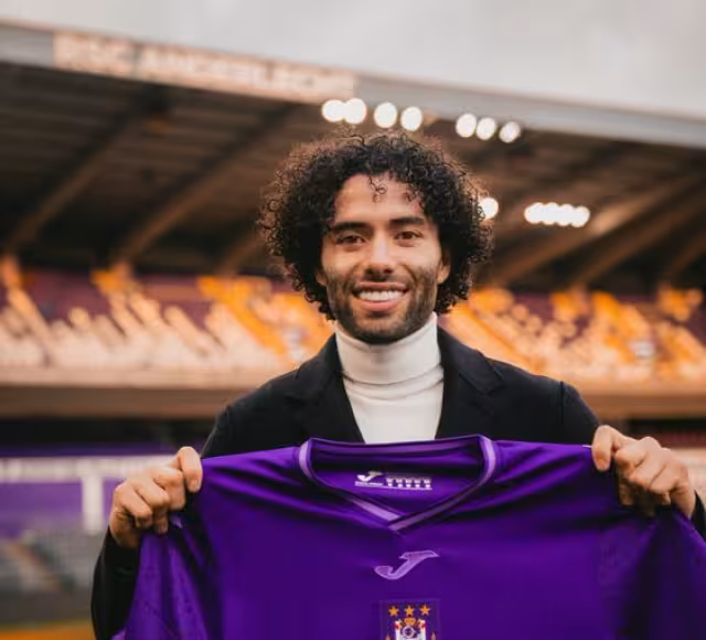 Chino Huerta posa con su nuevo jersey