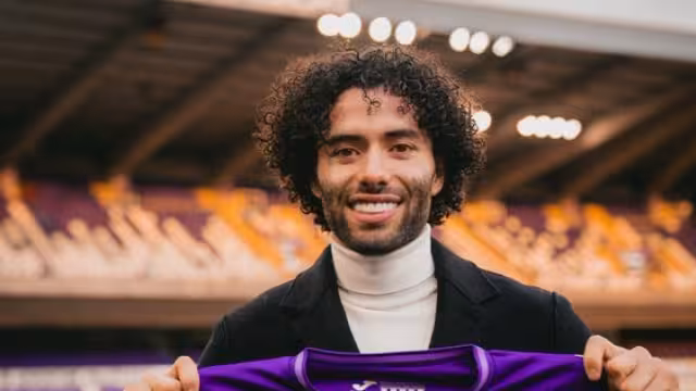 Chino Huerta posa con su nuevo jersey