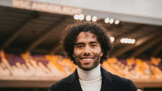 Chino Huerta posa con su nuevo jersey