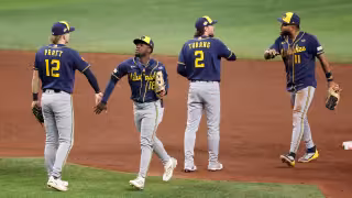 Milwaukee aplasta 10-1 a los Rays y acaricia el primer título de la Serie Mundial en su historia