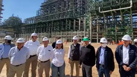 Con esta obra se crearán 8 mil empleos y se producirán 30 mil barriles adicionales de gasolina Con esta obra se crearán 8 mil empleos y se producirán 30 mil barriles adicionales de gasolina
