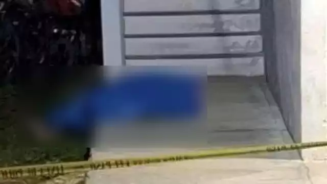 Conductor ebrio se desvanece tras atropellar a embarazada, chocar dos autos y derribar un poste