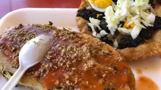 El brazo de reina y los salbutes son la especialidad de los comerciantes del mercado de Acanceh