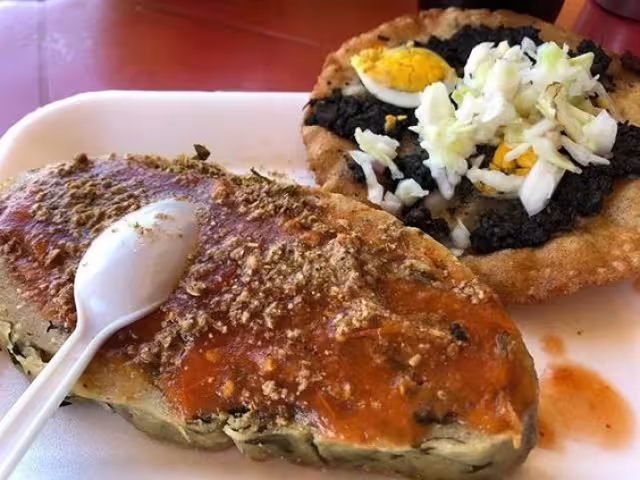 El brazo de reina y los salbutes son la especialidad de los comerciantes del mercado de Acanceh