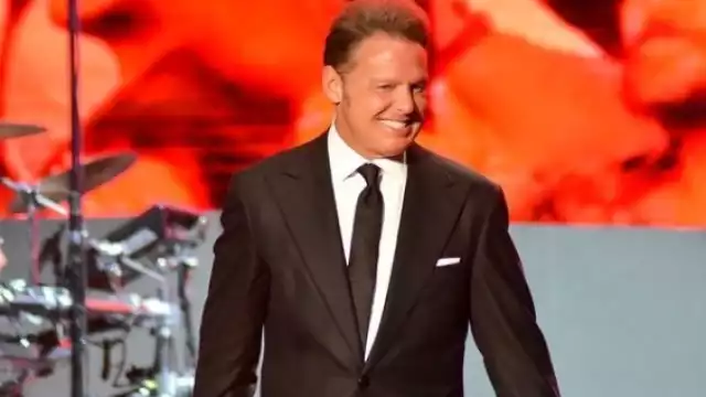 La canción de "La Puerta" fue incluida en el álbum "Romance" de Luis Miguel en 1991
