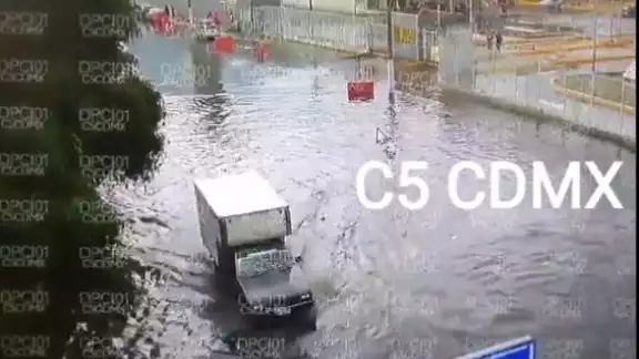 Lluvia dejó encharcamientos en la Ciudad de México. Foto: C5 Lluvia dejó encharcamientos en la Ciudad de México. Foto: C5