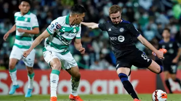 Ismael Govea del Santos Laguna disputa el balón con Djordje Mihailovic del CF Montréal. Foto: EFE