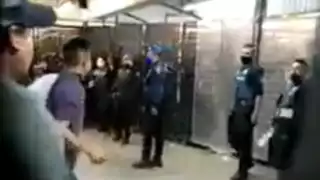 Usuarios y policías se enfrentaron a golpes en las entrada de la estación Pantitlán de la Línea A del Metro