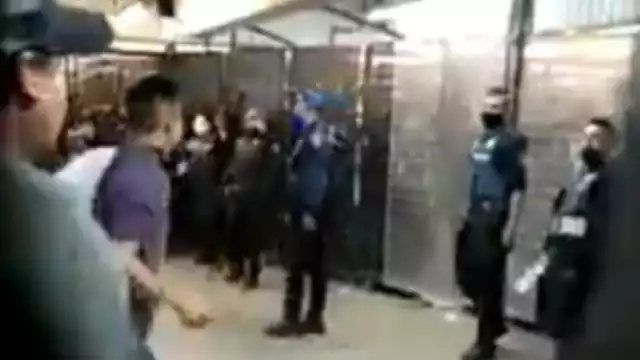 Usuarios y policías se enfrentaron a golpes en las entrada de la estación Pantitlán de la Línea A del Metro