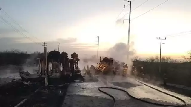 Se registró un choque entre un camión del transporte urbano y una pipa cargada con 40 mil litros de combustible