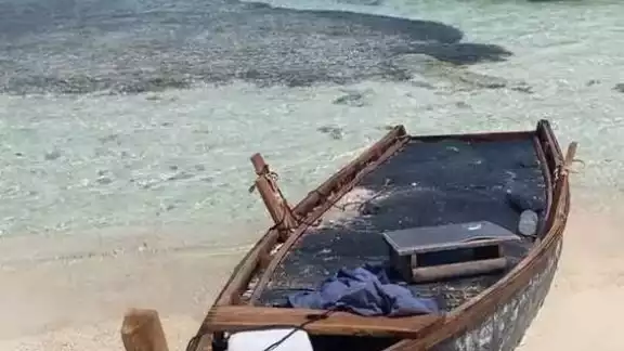 Las autoridades sólo encontraron la embarcación a la orilla de la playa Las autoridades sólo encontraron la embarcación a la orilla de la playa