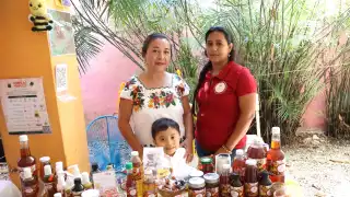 Artesanos de Yucatán ofrecen variedad de productos en un bazar 