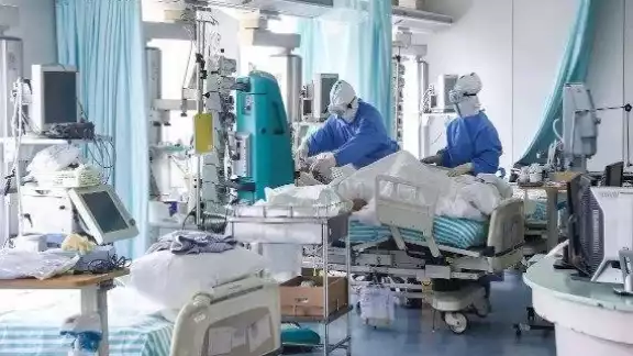 El médico y la enfermera fallecidos nunca recibieron la segunda dosis