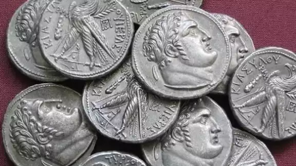 El apóstol que entregó a Jesús lo hizo por la cantidad de 30 monedas de Plata El apóstol que entregó a Jesús lo hizo por la cantidad de 30 monedas de Plata