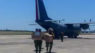 Elementos de las Fuerzas Armadas recibiendo los nuevos lotes de vacunas