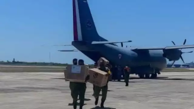 Elementos de las Fuerzas Armadas recibiendo los nuevos lotes de vacunas
