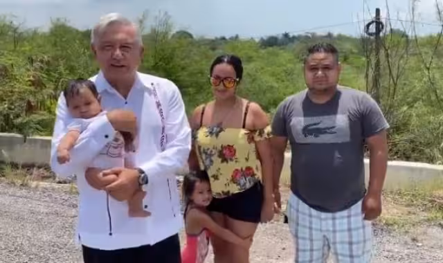 En su recorrido por el tramo Pánuco-Tampico fue recibido por una joven pareja y sus hijas, entre ellas una bebé de nombre Maya