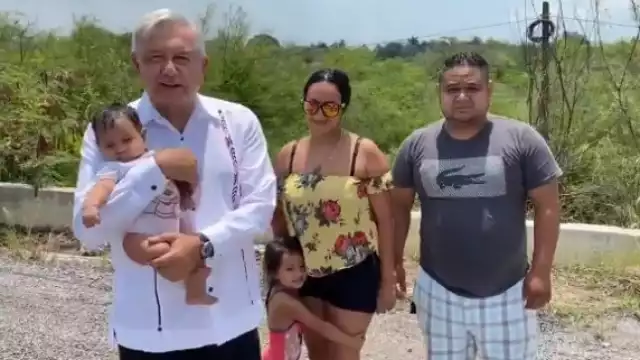En su recorrido por el tramo Pánuco-Tampico fue recibido por una joven pareja y sus hijas, entre ellas una bebé de nombre Maya