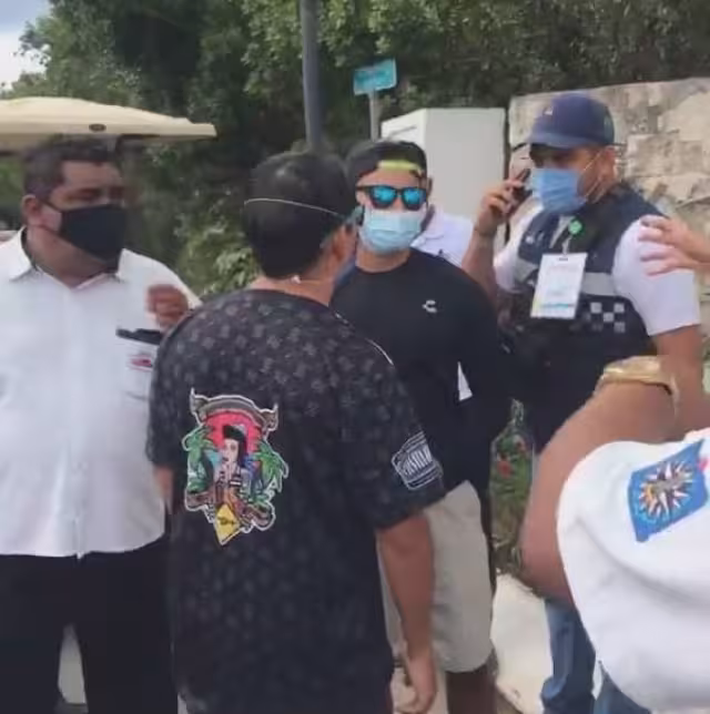 Los taxistas se enfrentaron contra quienes llevaron un carro de golf