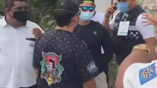 Los taxistas se enfrentaron contra quienes llevaron un carro de golf