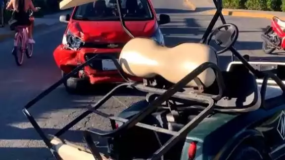 El golf número 13, de la arrendadora "M", perdió un neumático, caseta y el asiento trasero por el impacto que tuvo con el taxi