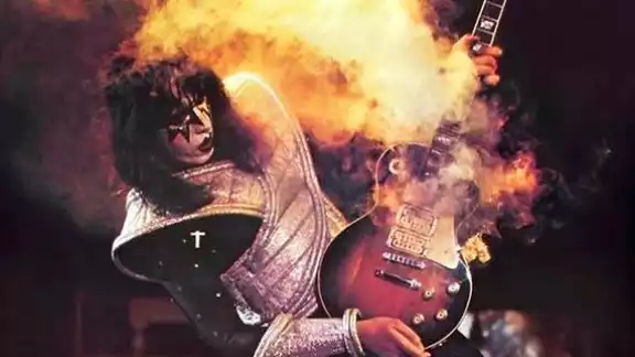 Spaceman era el personaje de Ace dentro de Kiss. Spaceman era el personaje de Ace dentro de Kiss.