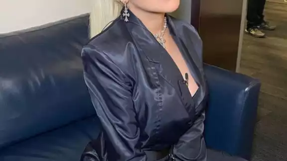 Christina Aguilera sorprende al posar topless en Instagram Christina Aguilera sorprende al posar topless en Instagram