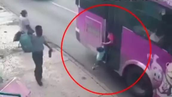 Madre se niega a soltar a su hijo pese a quedar atrapada