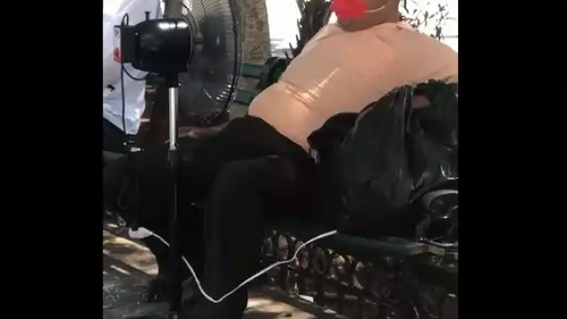 El hombre conectó su ventilador en pleno centro