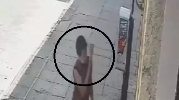 José Eduardo fue captado por una cámara del sindicato del FUTV al momento de tirar una losa José Eduardo fue captado por una cámara del sindicato del FUTV al momento de tirar una losa