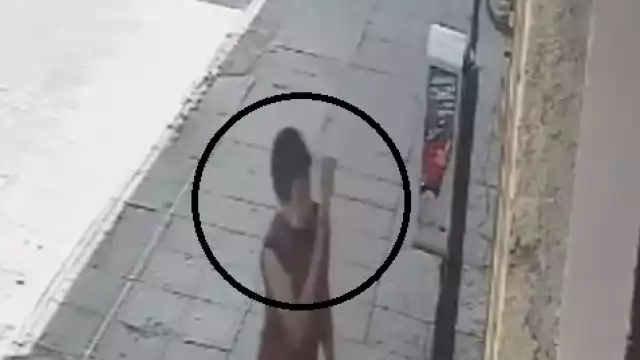 José Eduardo fue captado por una cámara del sindicato del FUTV al momento de tirar una losa