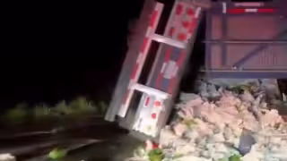 Reabren la carretera Escárcega-Champotón tras más de 10 horas de cierre por volcadura de tráiler