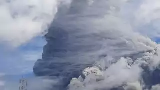 Volcán Sinabug en Indonesia registra fuerte erupción