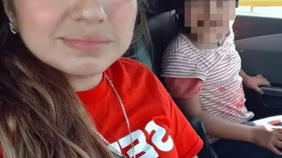 El asesino y su pareja se llevaron a las dos niñas.