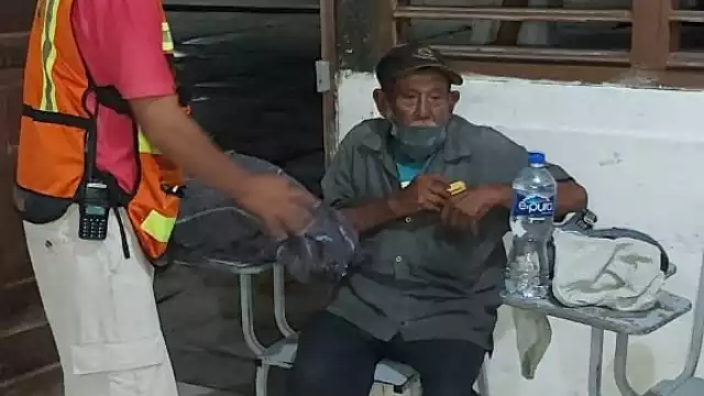 El adulto mayor acudió a refugiarse a la escuela secundaria 'Leona Vicario' en Felipe Carrillo Puerto