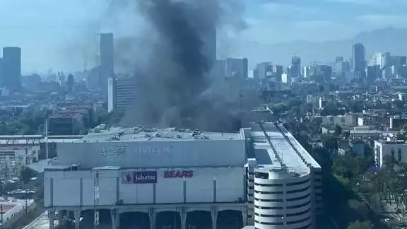 Se incendia Fórum Buenavista en CDMX, desalojan la plaza comercial