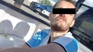 El detenido resultó con múltiples lesiones tras cortarse con los vidrios rotos, por lo que fue atendido por técnicos en urgencias