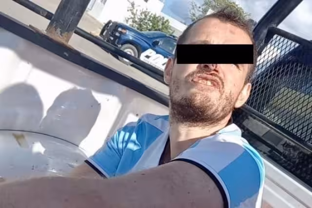 El detenido resultó con múltiples lesiones tras cortarse con los vidrios rotos, por lo que fue atendido por técnicos en urgencias