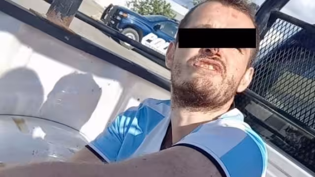 El detenido resultó con múltiples lesiones tras cortarse con los vidrios rotos, por lo que fue atendido por técnicos en urgencias