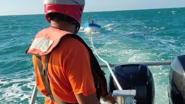 Se procedió a implementar primeros auxilios con los dos pescadores implicados, mismos que sólo reportaron fatiga