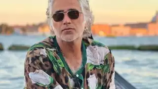 Esta es la foto en la que usuarios llamaron señora a Alejandro Fernández